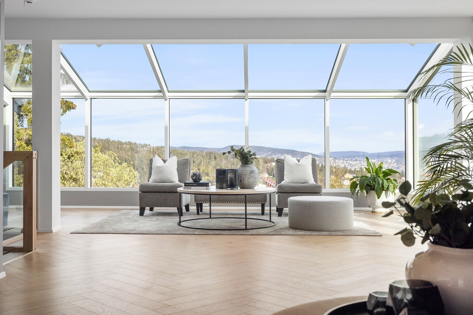 2. etasje ble bygd ut i 2022. Delen er fullisolert med varmereflekterende og selvrensende glass. Galleribilde