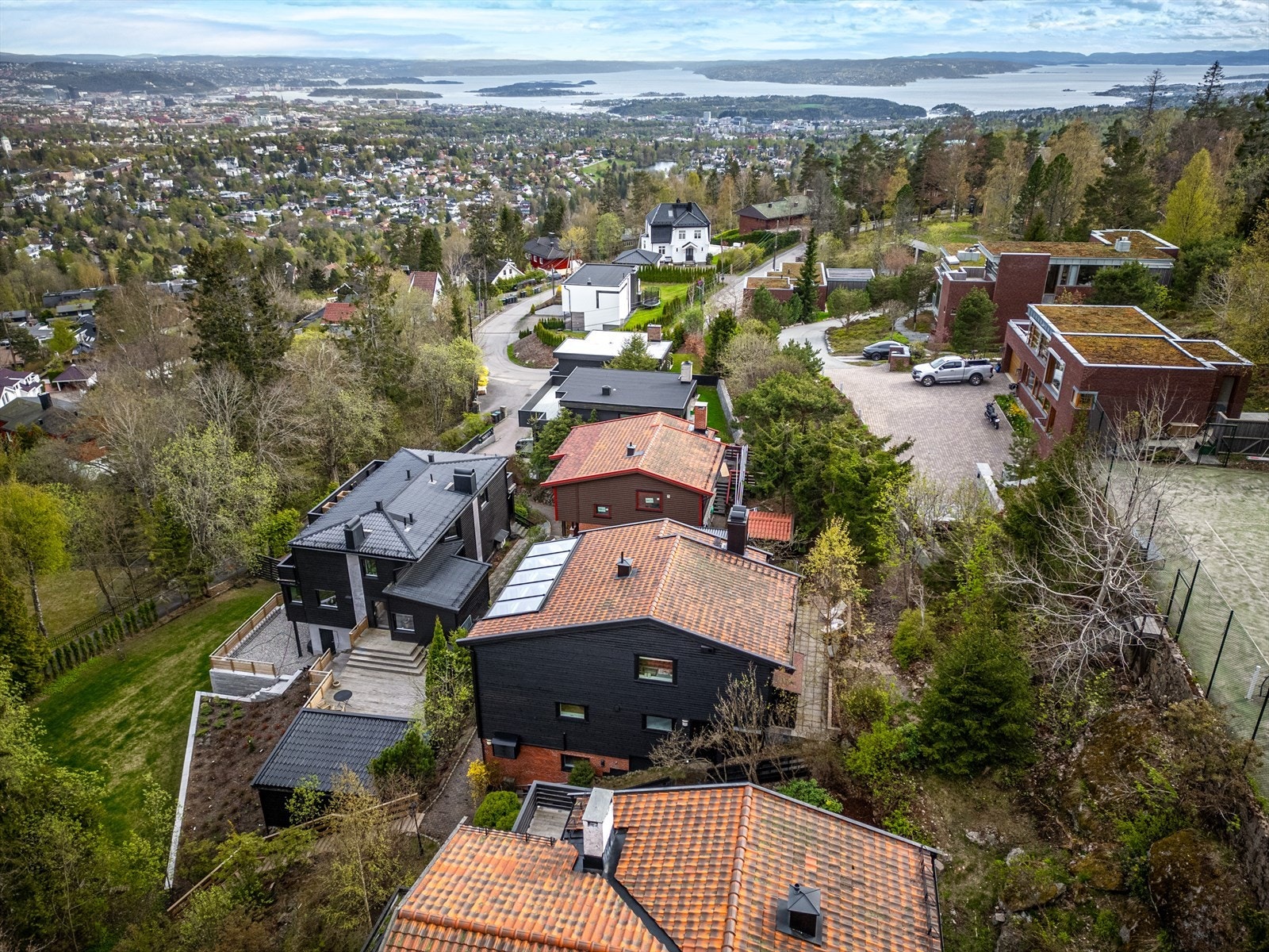 Boligen har en tilbaketrukket og rolig beliggenhet i gaten. Galleribilde