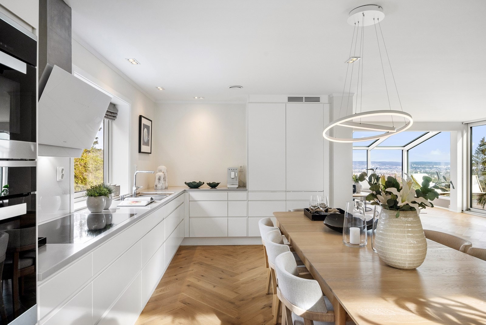 Kjøkkenet har et tidsriktig og moderne uttrykk med masse lagringsplass og godt med benkeplass for matlaging. Galleribilde