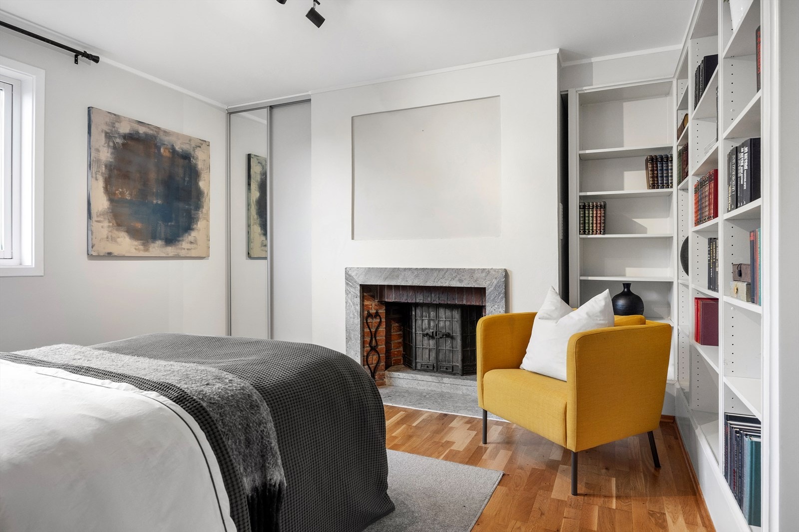 Det er god plass til seng, lenestol og bokhyller. Rommet har ildsted. Galleribilde