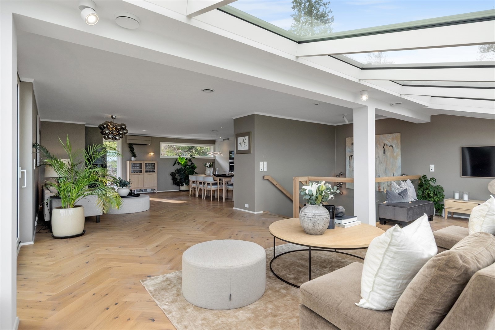 Etasjen har stilrene og gjennomførte overflater fra 2022 med fiskebensparkett i eik med osmo hardvoksolje og veggene er malt i en lun fargetone. Galleribilde