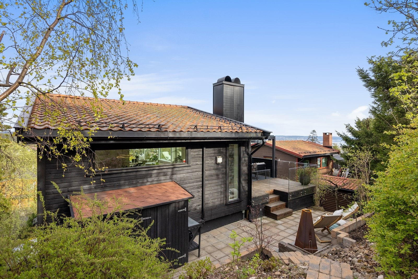 Boligen er godt skjermet og privat med hekk og beplanting. Galleribilde