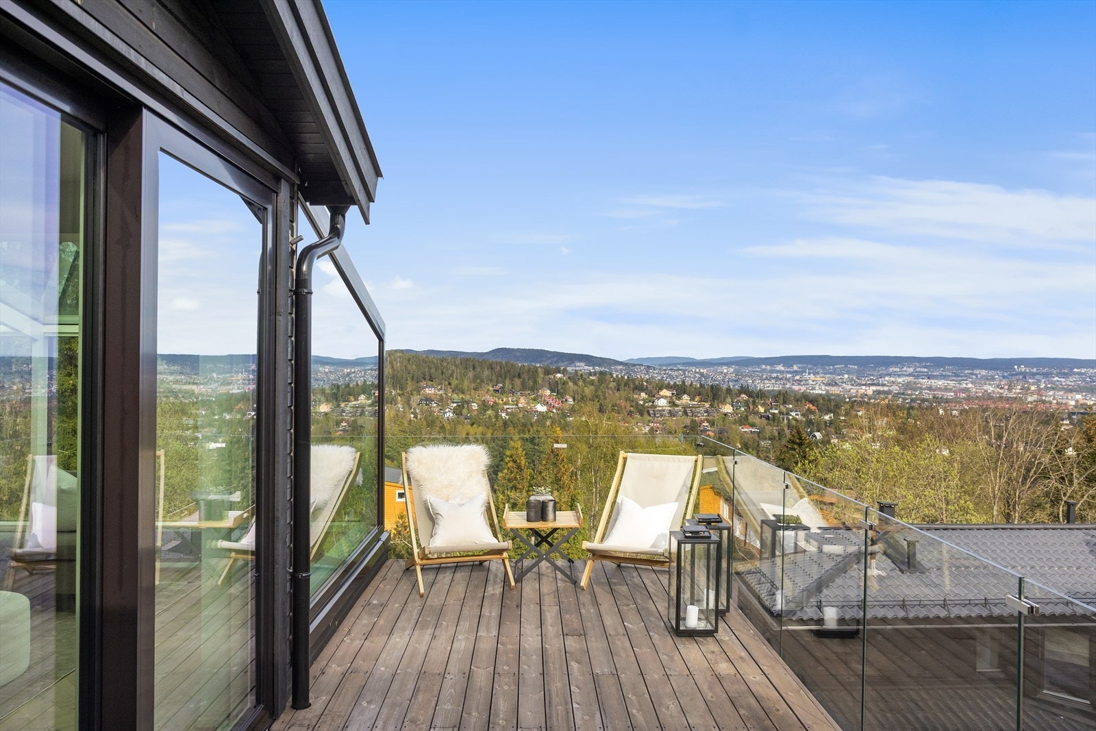 Her er det god plass til flere soner med utemøblement, grill og beplanting. Galleribilde