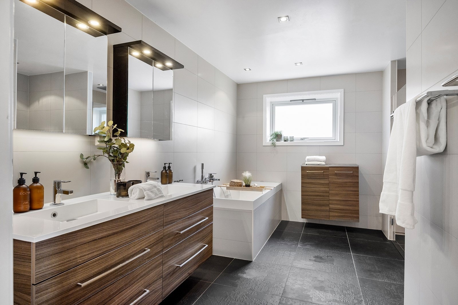 Romslig og delikat bad pusset opp i 2011. Galleribilde