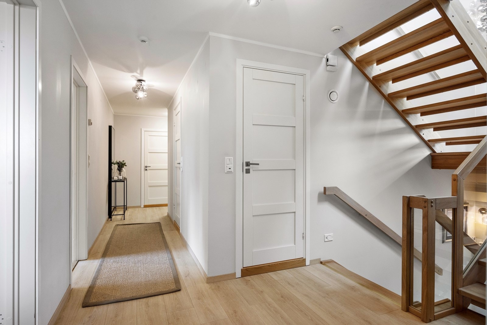 1. etasje inneholder gang, bod, separat toalett, vaskerom, tre soverom og bad. Galleribilde