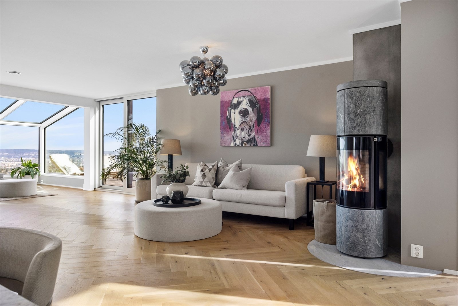 I stuen er det en moderne klebersteinsovn med varmelagringssteiner i toppen som ble montert i 2022. Galleribilde