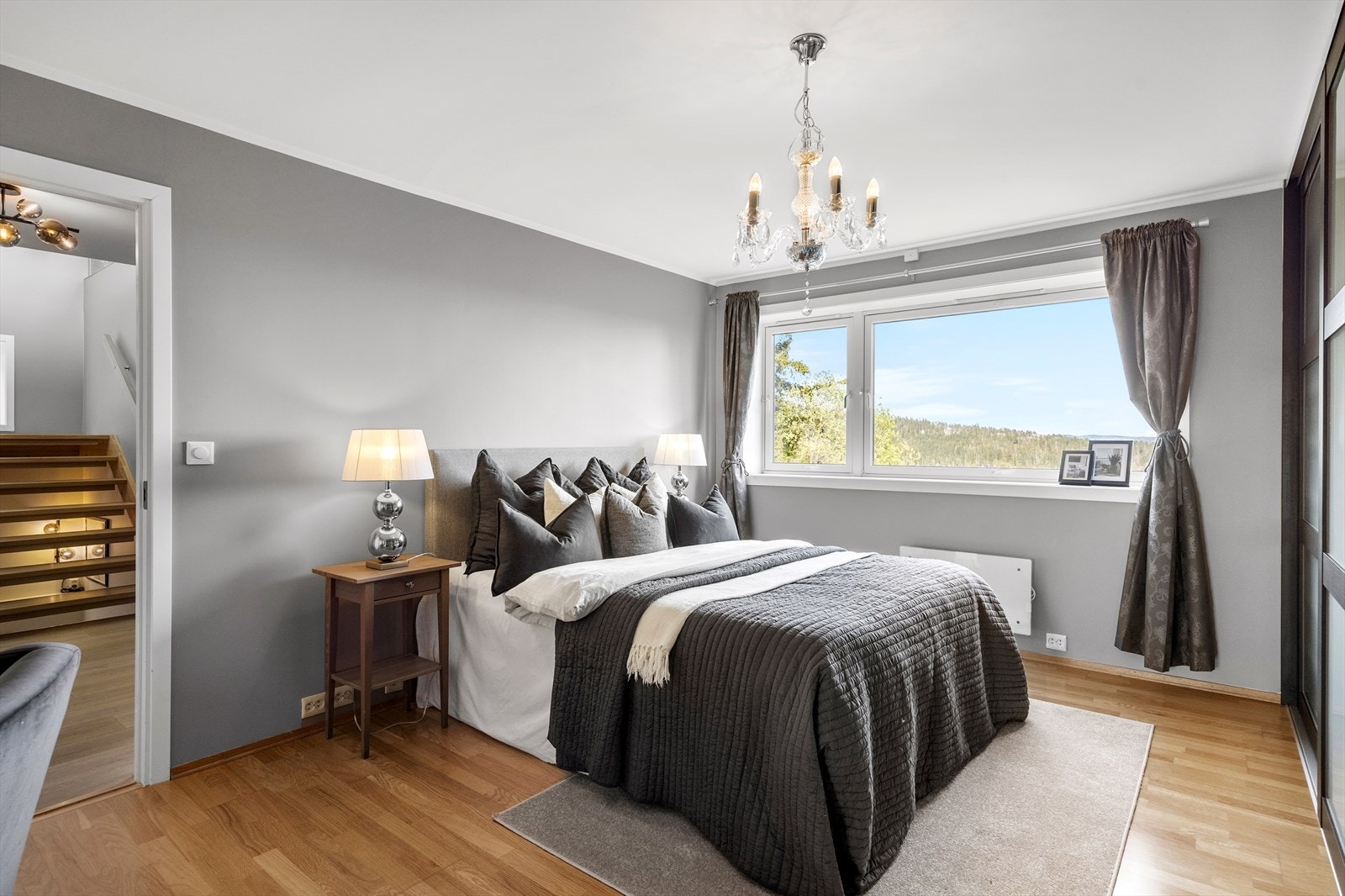 Boligen har en svært barnevennlig planløsning med tre soverom og bad på samme plan. Galleribilde