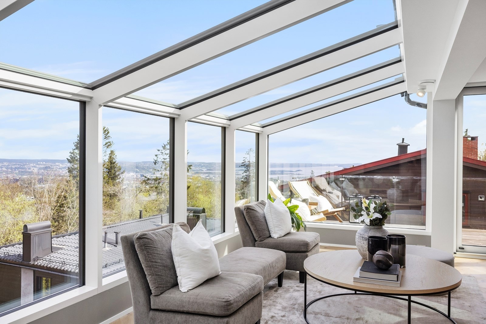 "Glasstuen" har generøse vindusflater og åpen utsikt. Galleribilde