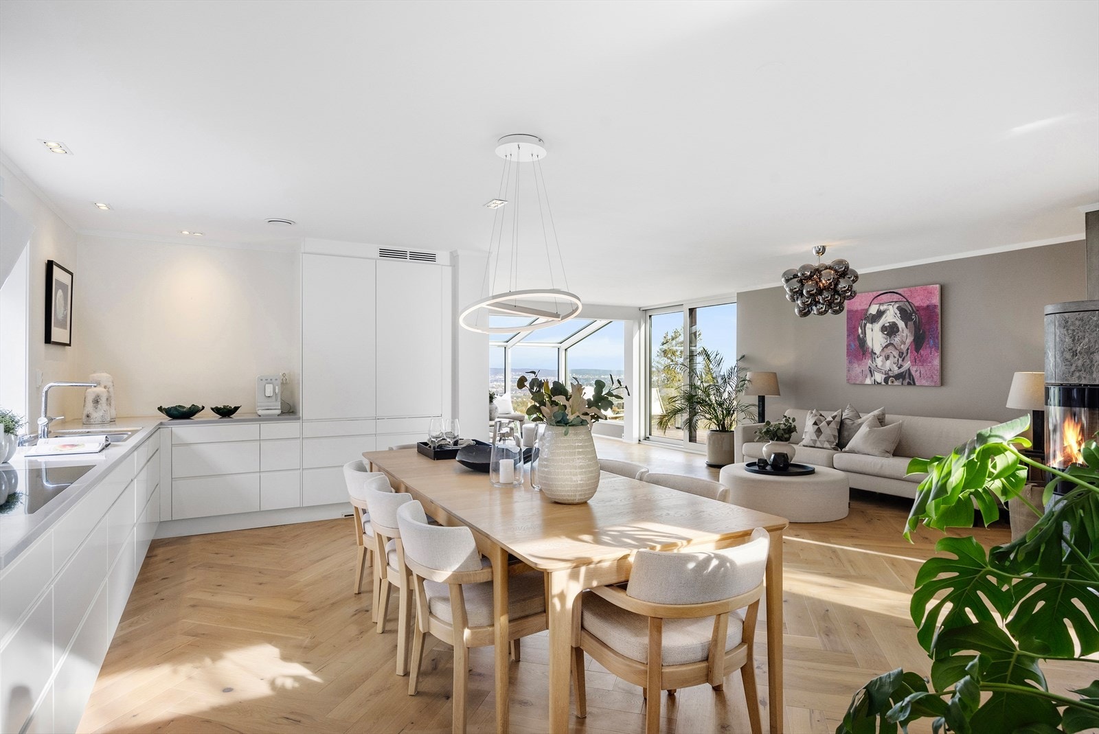 Øverste etasje er en stor sosial sone med kjøkken, stue og spisestue. Galleribilde