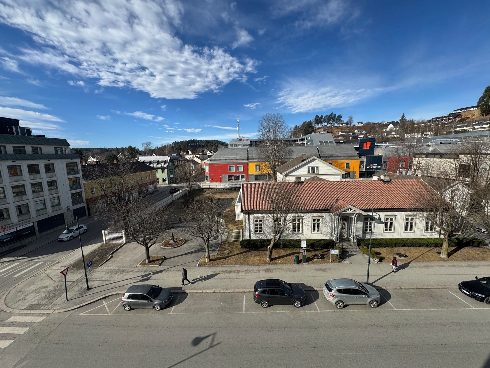 Parkering, buss og taxi rett utenfor. Galleribilde