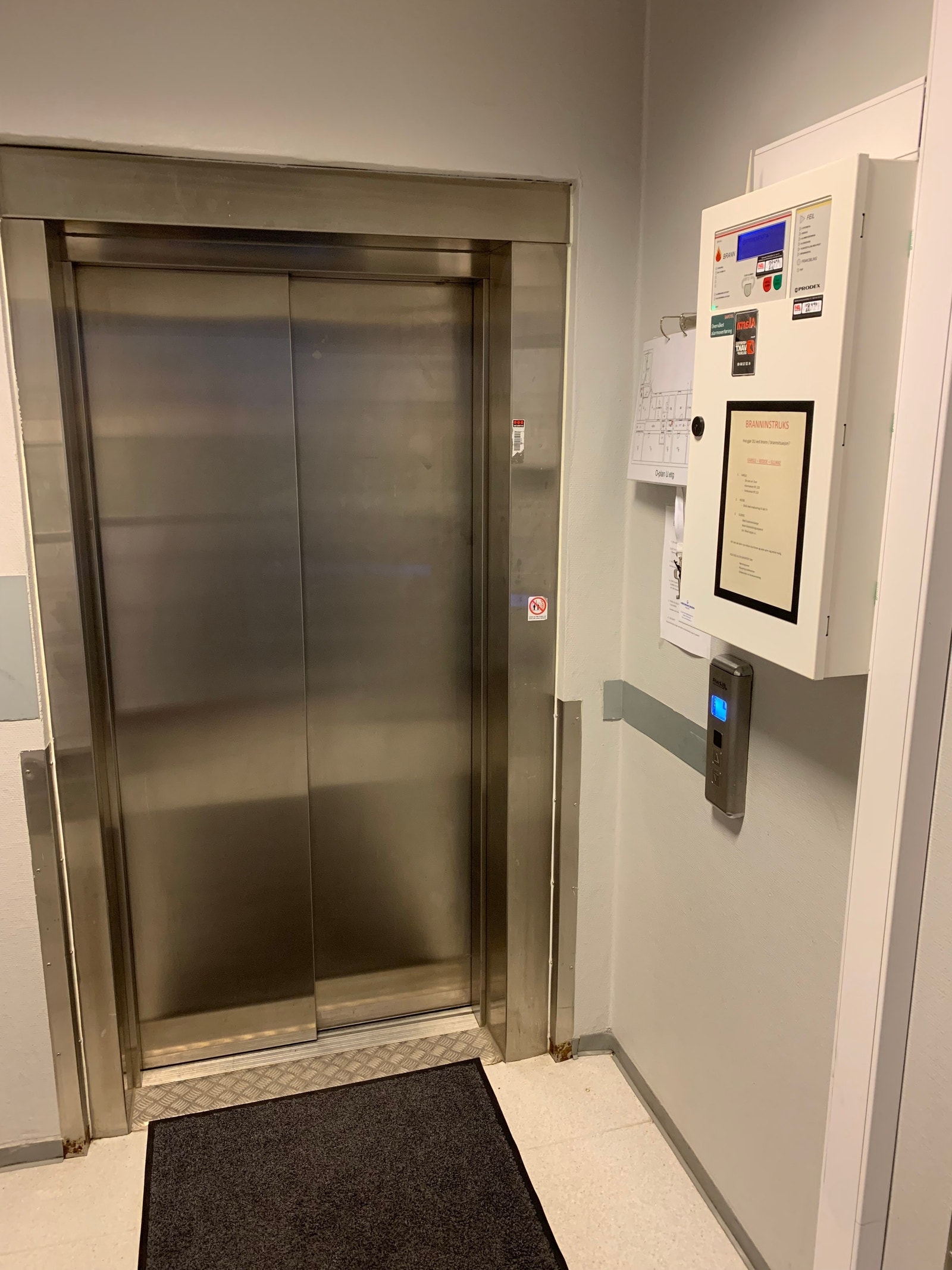 Nyere heis og brann sentral med varsling til brannvesenet. Galleribilde