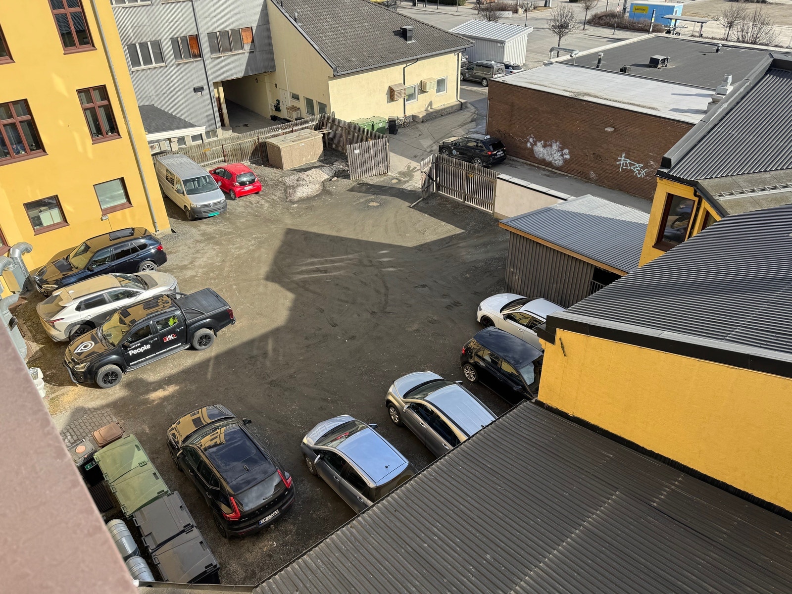 God parkering i bakgården, rett ved buss og taxi. Galleribilde