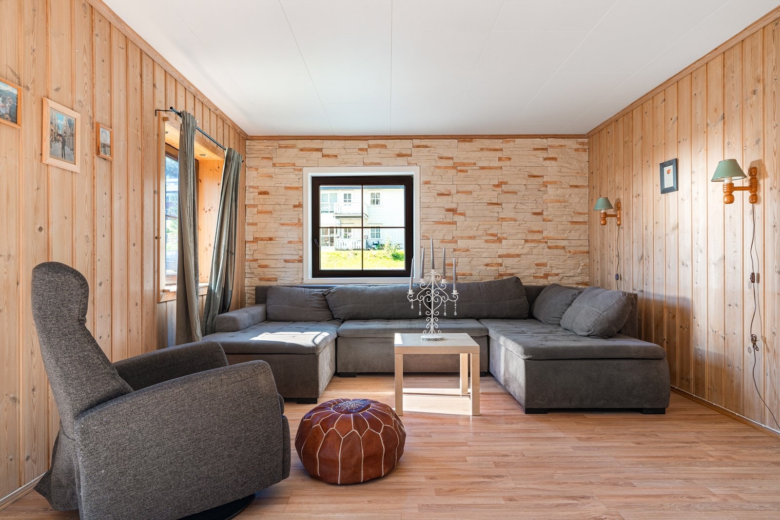 Stuen er på hele 21,2 kvm, noe som skaper god plass til sofagruppe Galleribilde