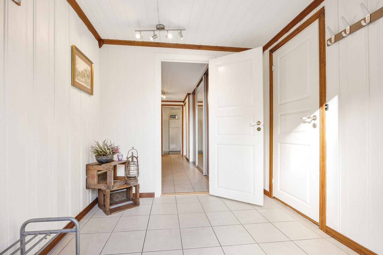 I underetasjen er det tre ganger, kjøkken, bad, tre innredede rom og to boder. Videre inn er det en gang med skyvedørsgarderobe. Rommene i underetasjen er ikke søkt bruksendret hos kommunen og følgelig ikke godkjent for varig opphold. Galleribilde