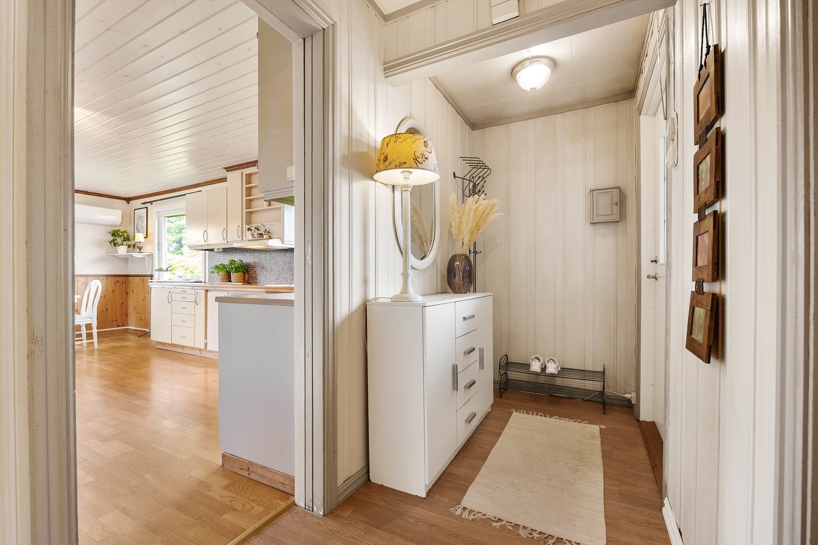 Gangen er kledd med lysmalt herregårdspanel på veggene og gulv med laminat "tarkett". Det er fin plass til knaggrekke og skohylle. Galleribilde