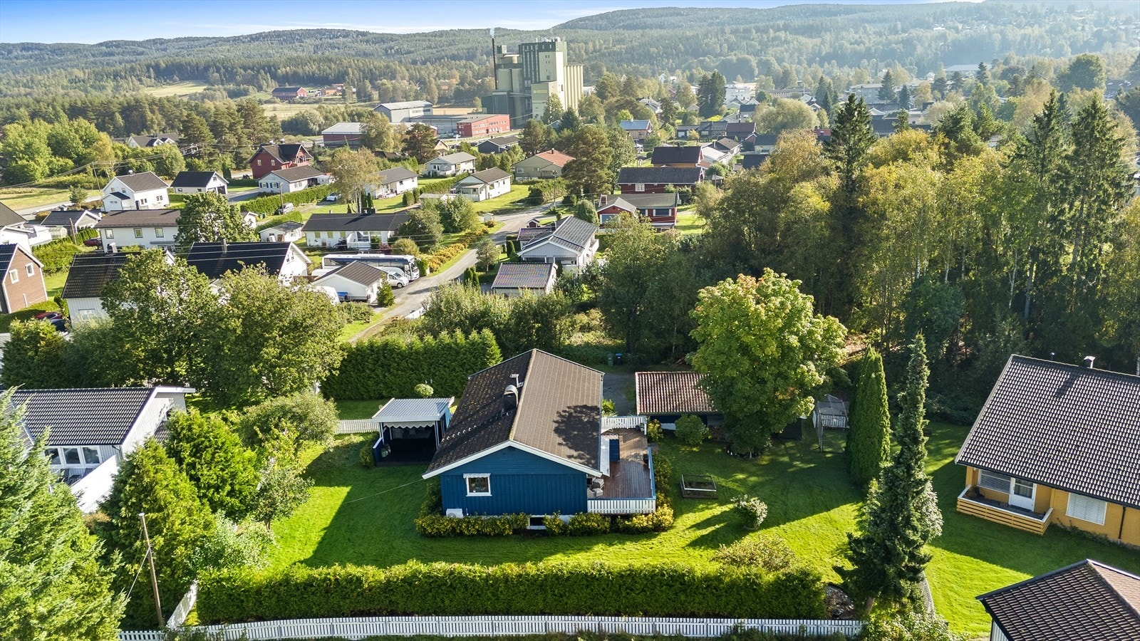 Bak garasjen er det også et areal med en liten innhegning og lekestue - som tidligere har blitt bruk til både hønse- og andehold. Denne kan fjernes av selger før overtagelse, om ønskelig. Galleribilde