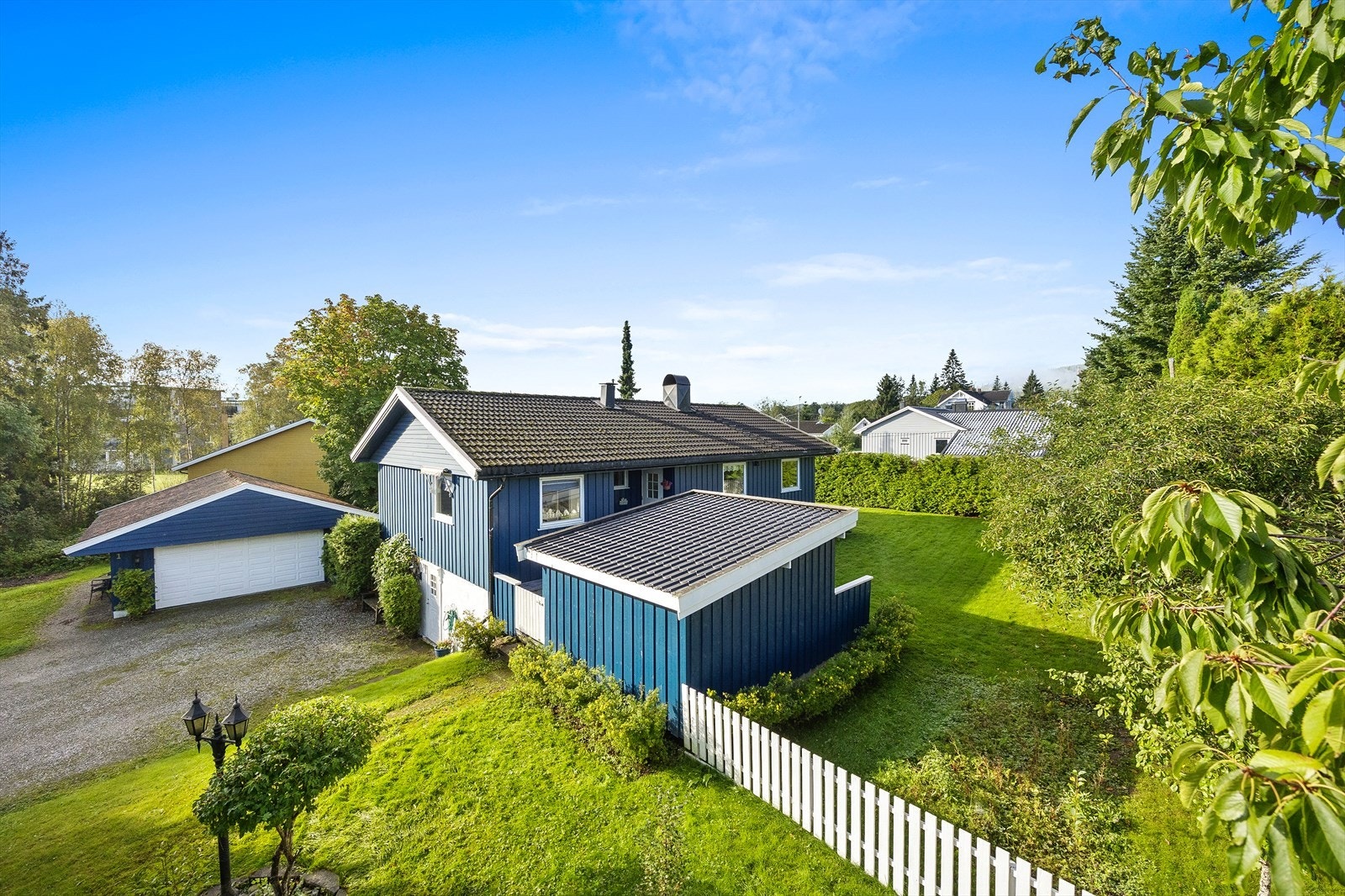 Underetasjen har egen inngang - og er innredet med bl.a. kjøkken og flislagt bad. Galleribilde