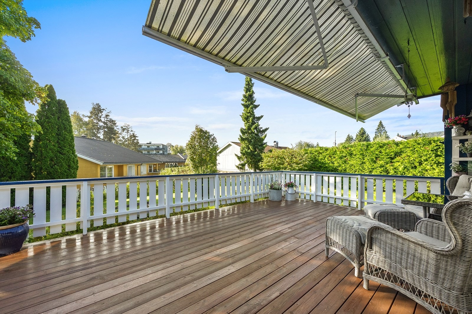 Det ble også plantet ny tujahekk på deler av tomten i fjor som vokser og trives, og innen kort tid også ha den skjermende effekten. Galleribilde