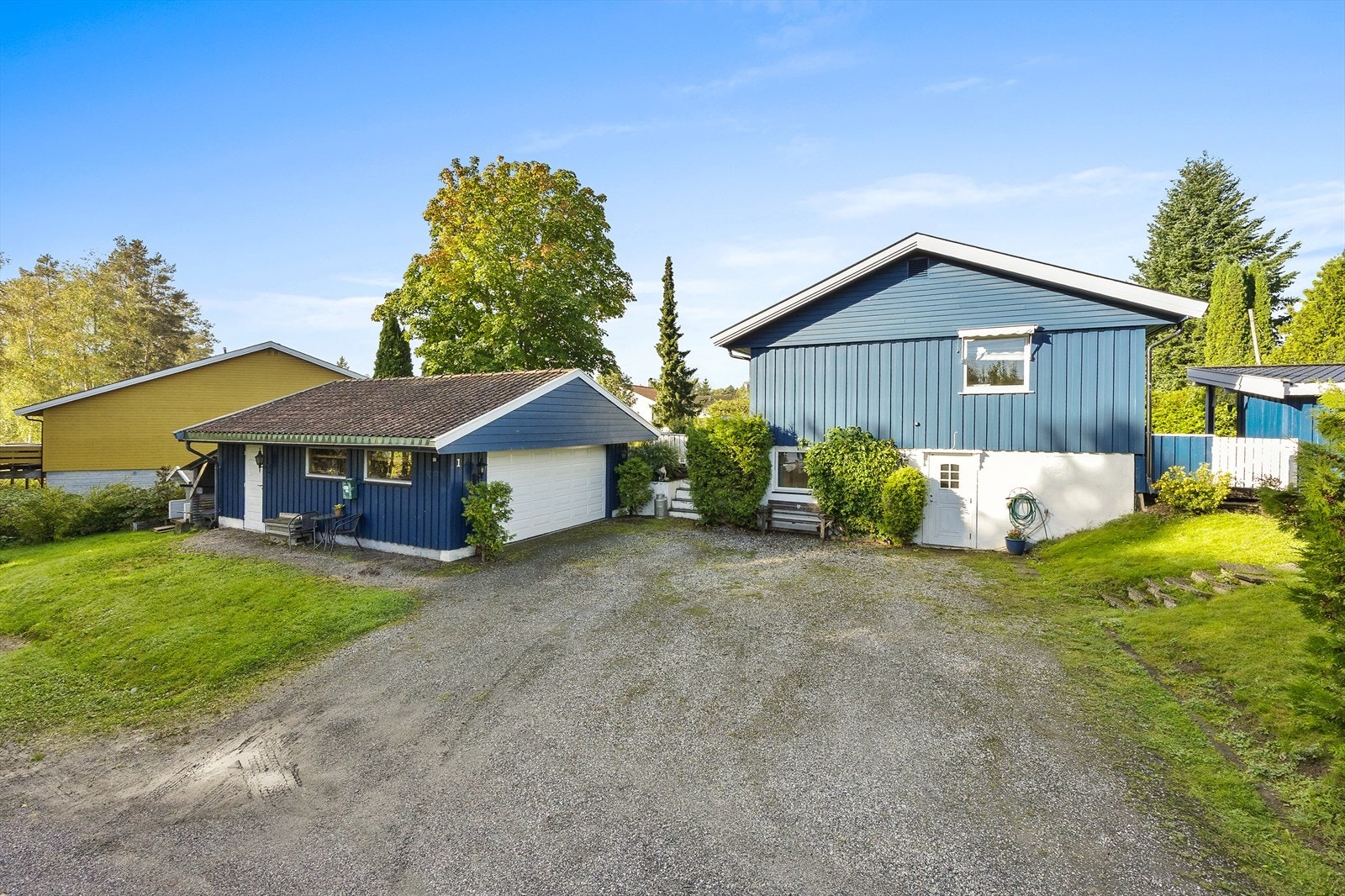 Parkering kan gjøres i den frittstående garasjen eller på den gruslagte gårdsplassen. Galleribilde