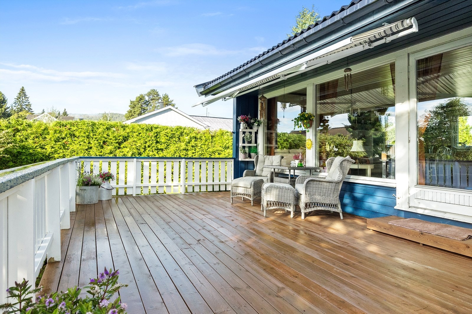 En frodig tujahekk sørger for at deler av terrassen er fint skjermet for innsyn. Galleribilde