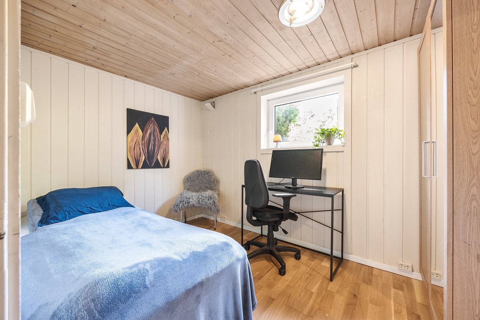 Innredet rom nr. 2 - rommet er ikke søkt bruksendret hos kommunen og er derfor ikke godkjent for varig opphold. Galleribilde