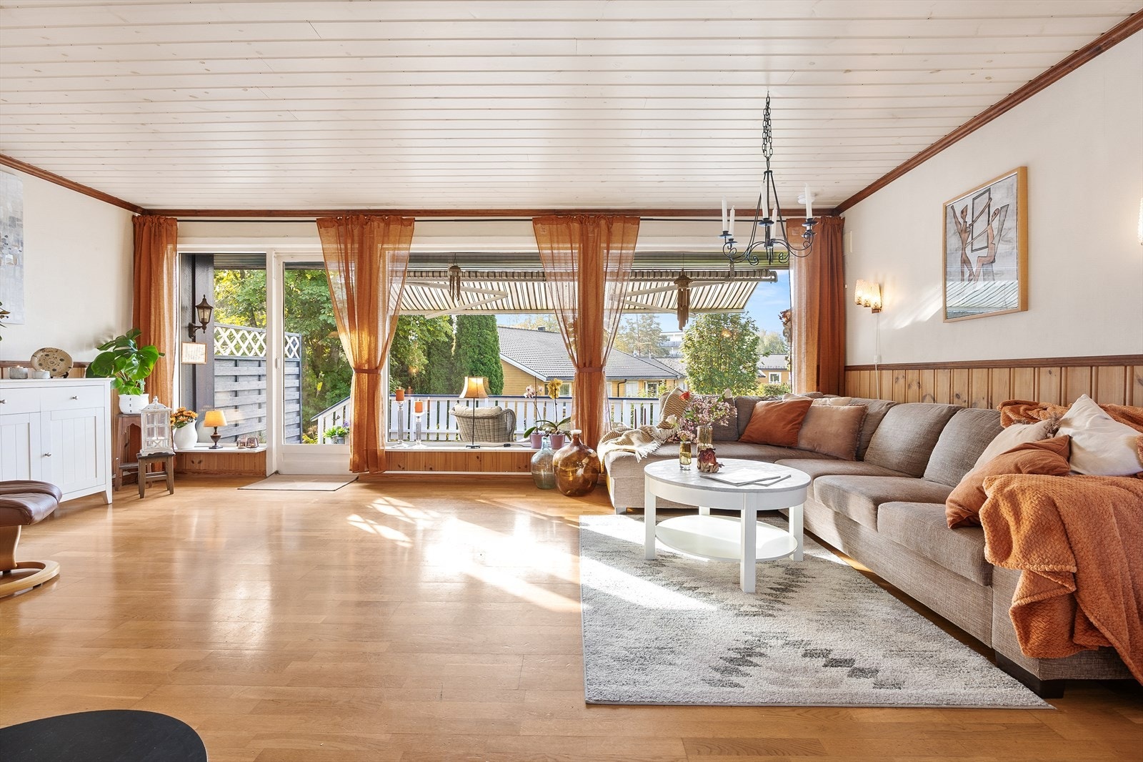 Fra stuesonen er det utgang til den solrike terrassen - med trapp videre ned til hagen, som i stor grad er skjermet for innsyn. Galleribilde