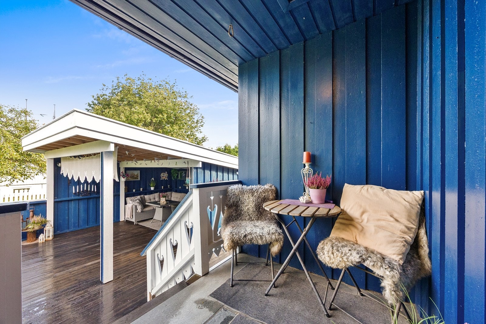 Det er plass til et hyggelig kafésett ved inngangspartiet. Galleribilde