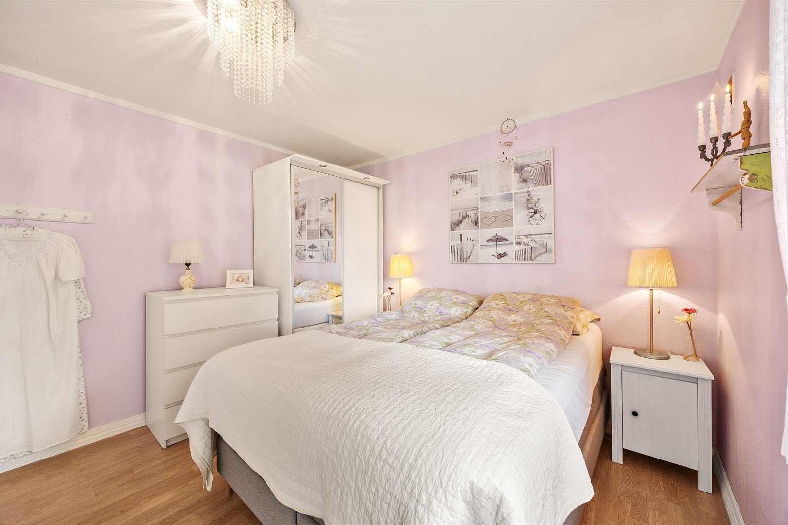 Soverom nr. 2 - har god plass til dobbeltseng og tilhørende møblement. Videre har rommet både garderobeskap og en innbygget garderobe. Galleribilde