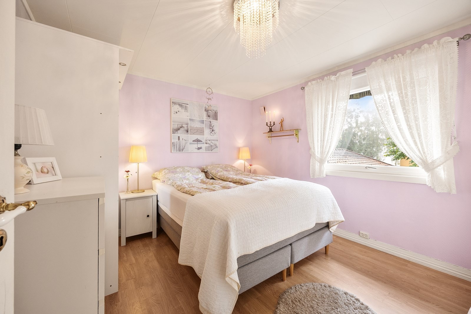 To av rommene har god oppbevaring i skyvedørsgarderober. Galleribilde