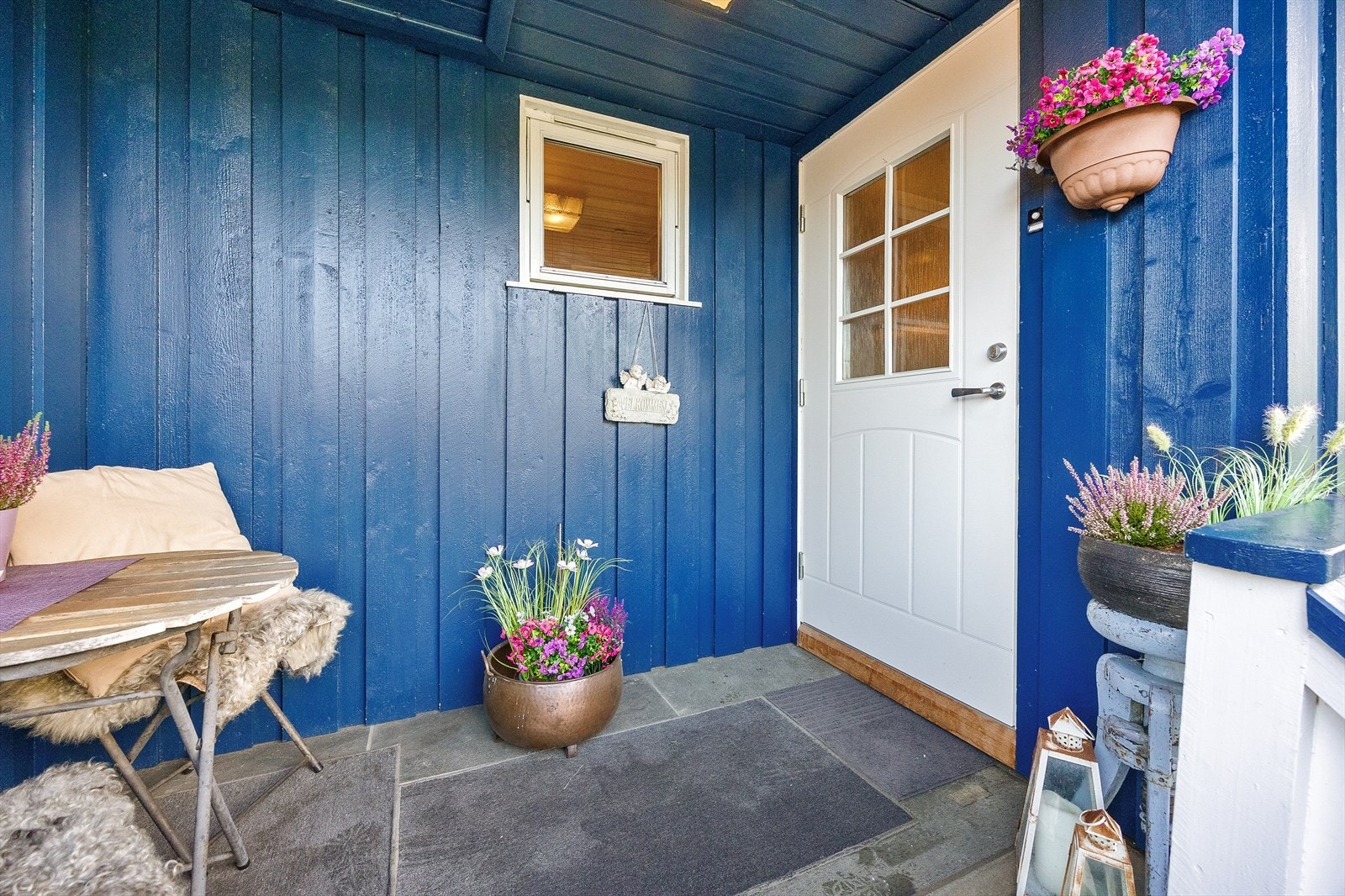 Selve inngangspartiet er skiferbelagt og praktisk overbygd. I 2022 ble det installert ny ytterdør. Galleribilde