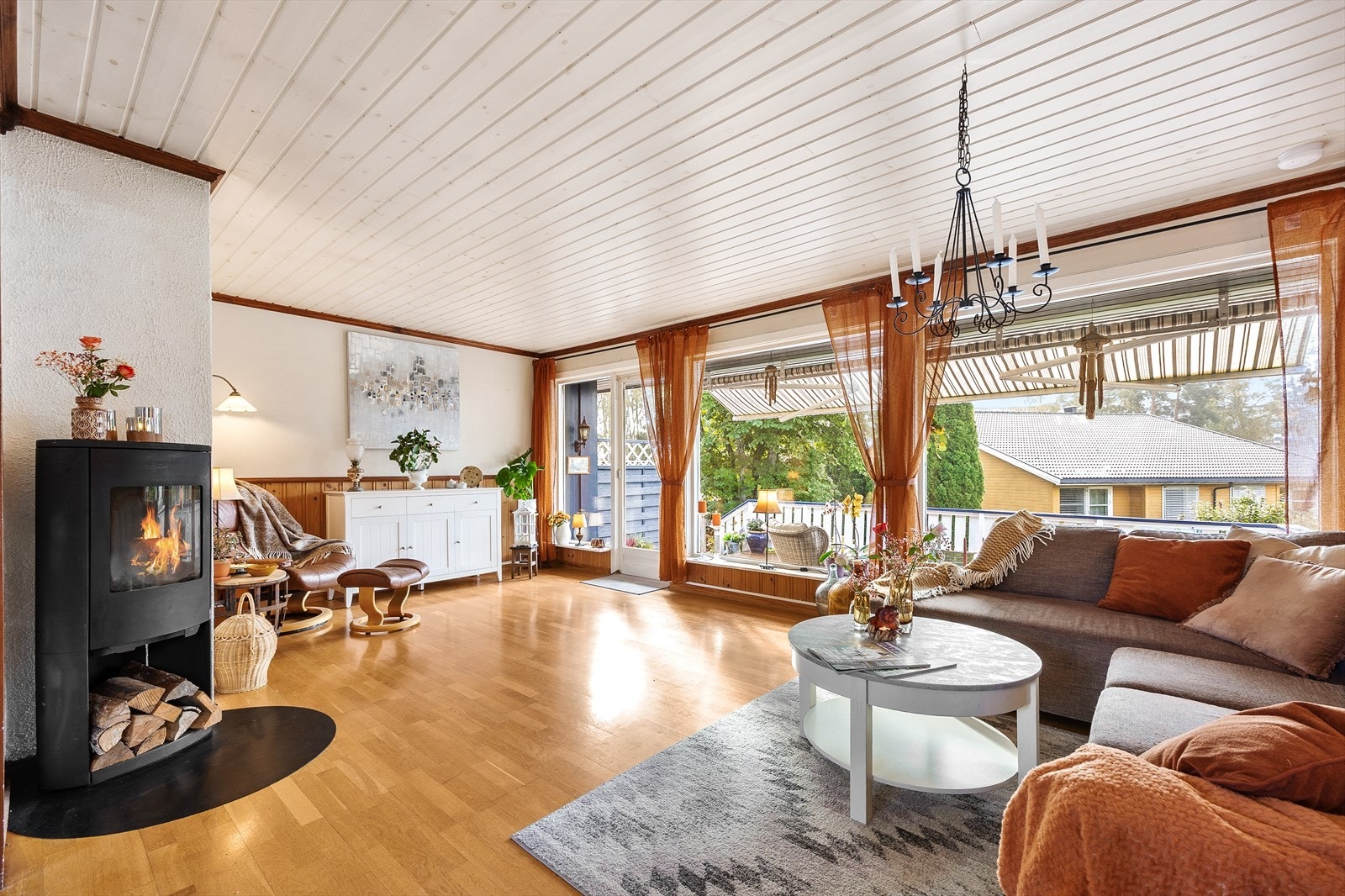 Det er godt naturlig lysinnfall fra de store vindusflatene. Her i stuen finner man også ruter til fibernett, montert av VEV Romerike. Galleribilde