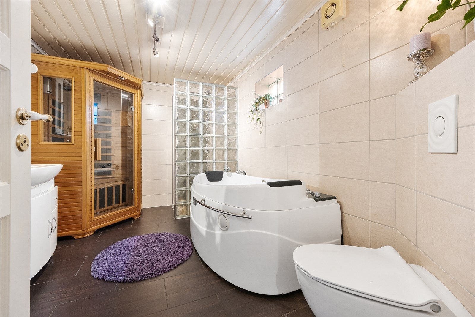 Det er lun varme i gulvet og toalettet er vegghengt. Galleribilde