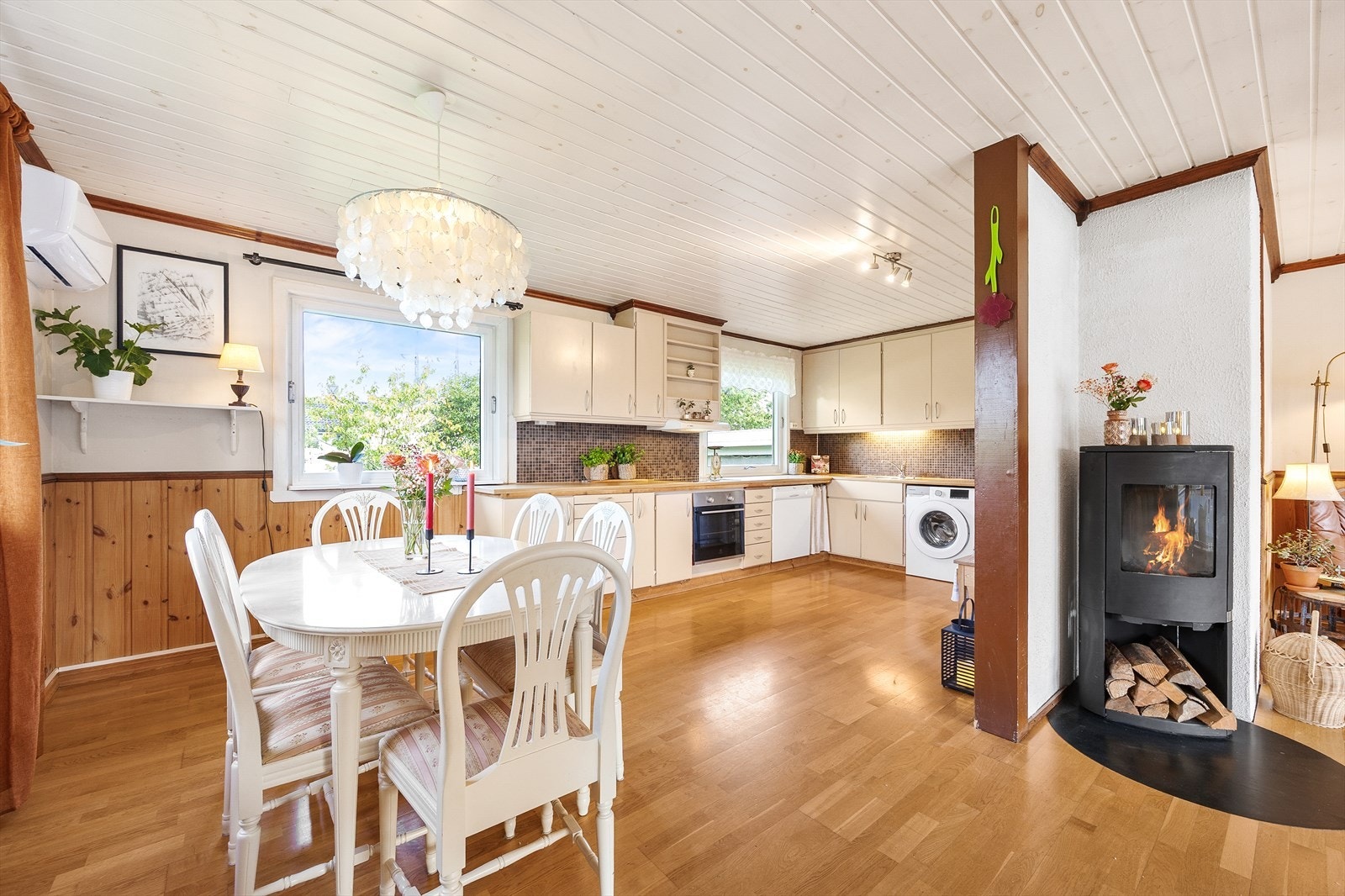 Nærmest kjøkkensonen er det naturlig plass for spisebordsgruppen. Her er det god plass til et større langbord for å samle familie og venner til hyggelige sammenkomster. Galleribilde