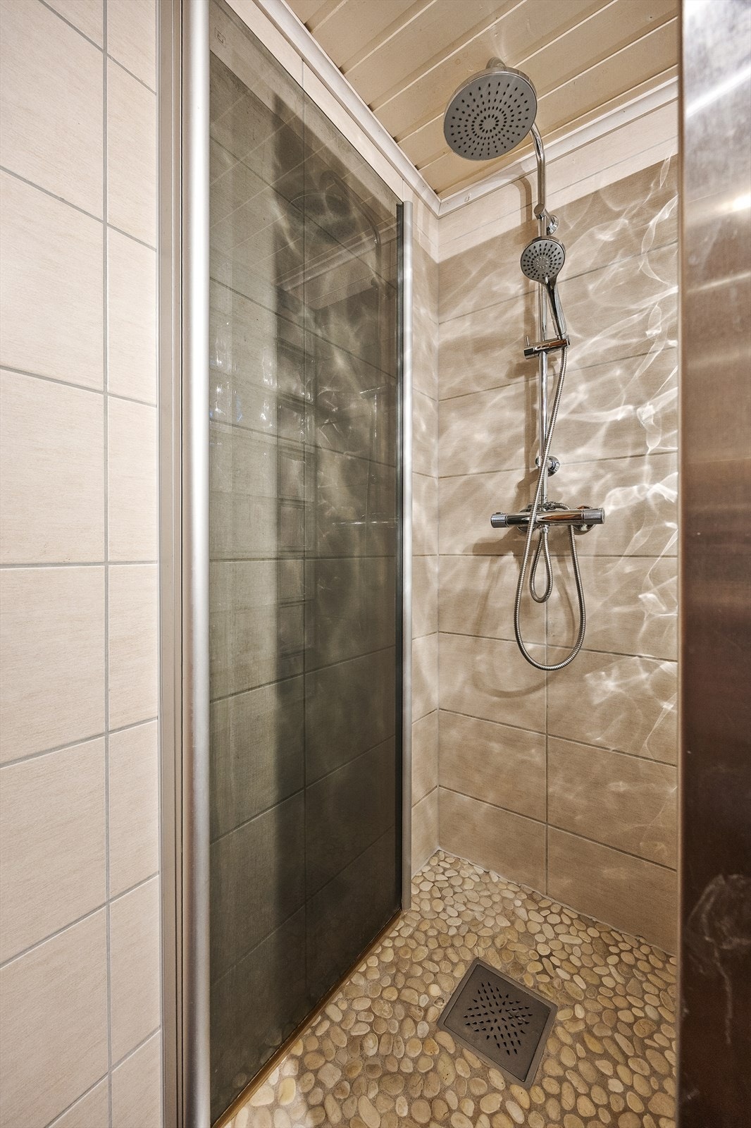 I dusjnisjen er det rullestein på gulvflaten. Galleribilde