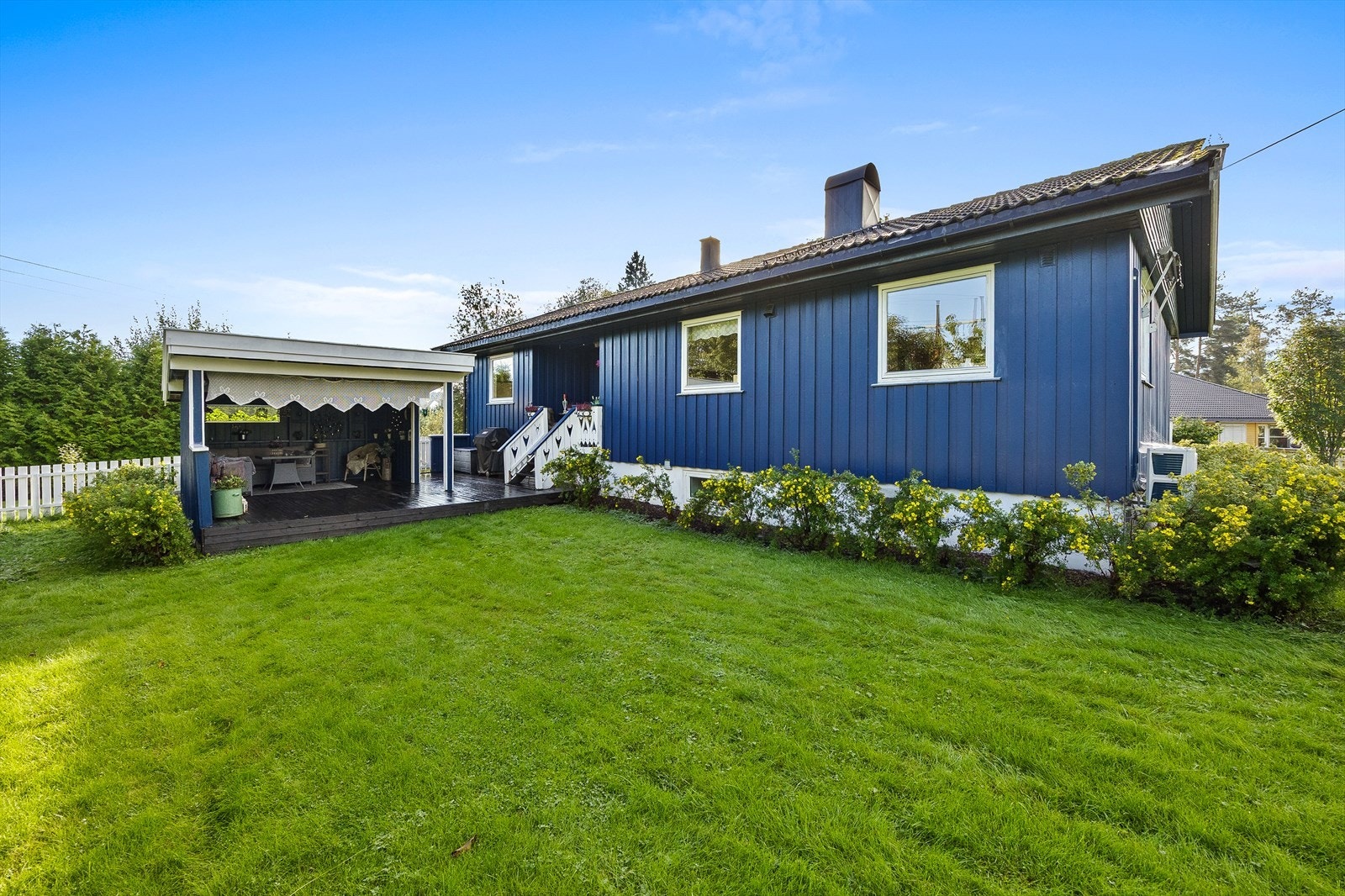 I forbindelse med inngangspartiet er det oppført en terrasse - hvor deler av denne er en åpen hagestue. Galleribilde