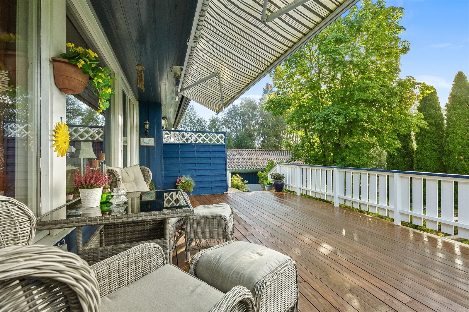 Terrassen har god plass til flere utegrupper, og markise for effektiv solskjerming. Galleribilde