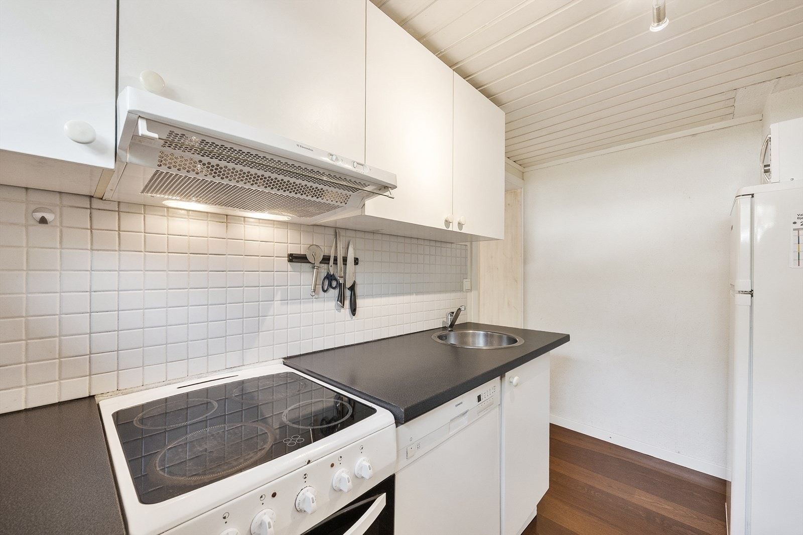 Det er nisje til komfyr og avsatt plass til kjøleskap og opplegg for oppvaskmaskin. Galleribilde