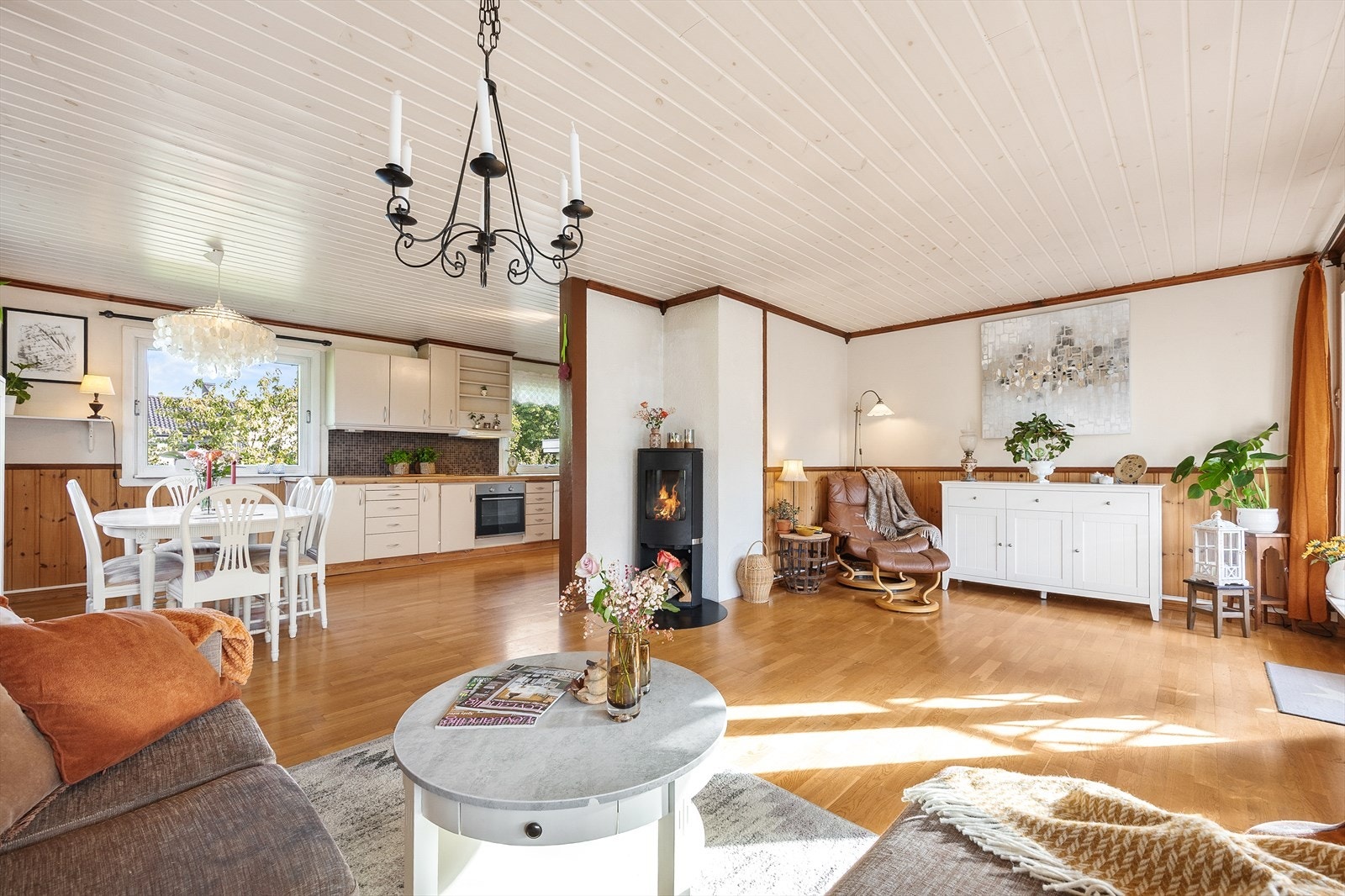 Kjøkken og stue ligger i en åpen og sosial løsning. Galleribilde