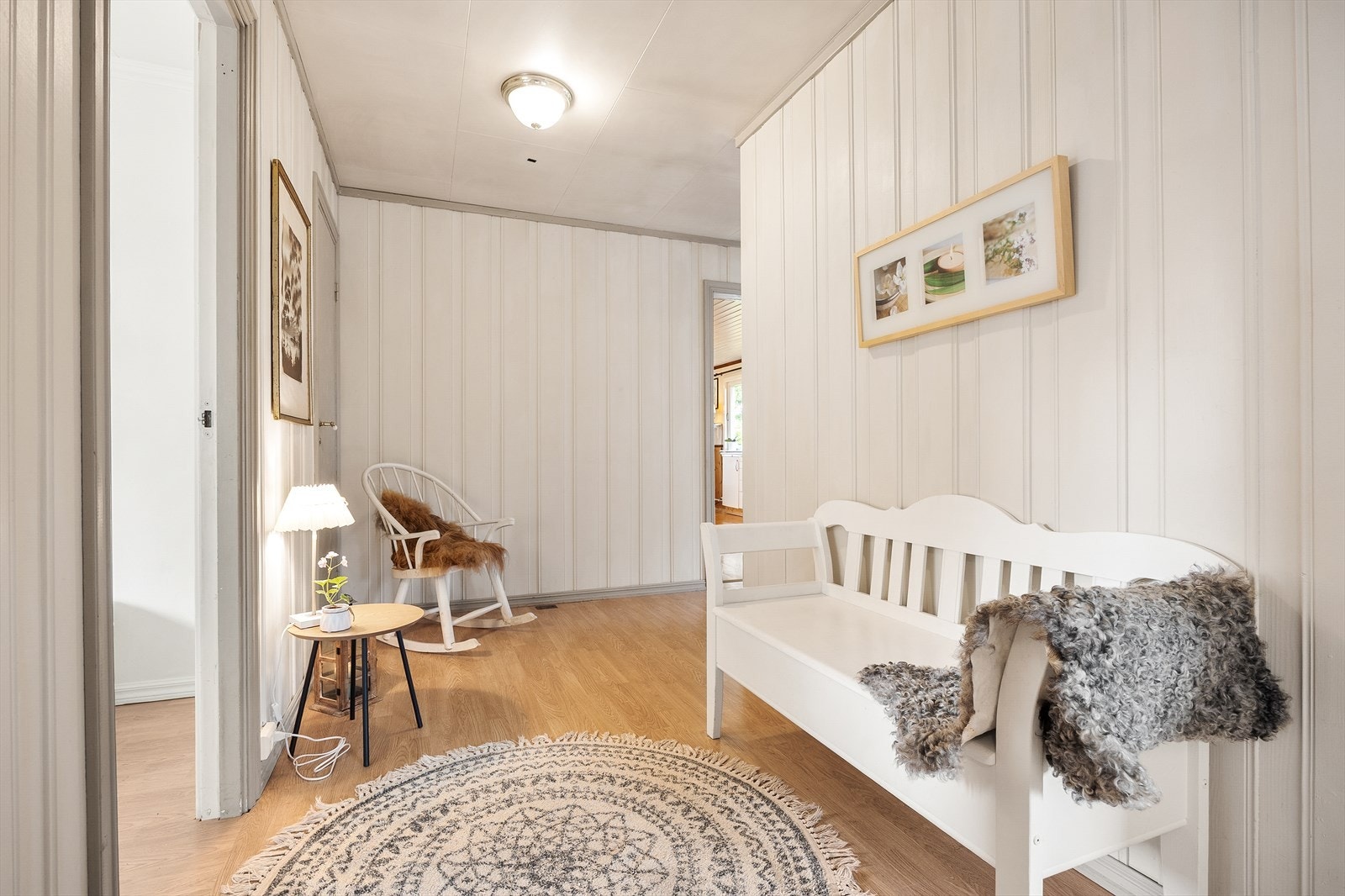 Gangen er av god størrelse og har plass til oppbevaringsmøblement. Galleribilde