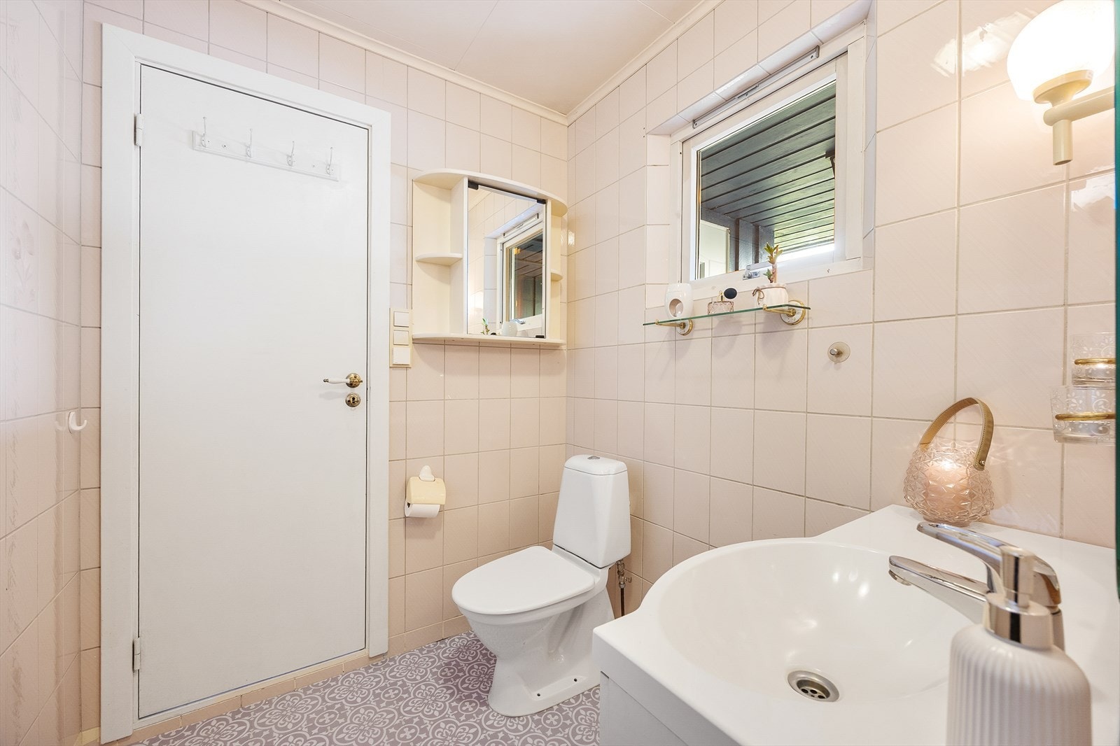 På motsatt side er det et speilskap. Galleribilde