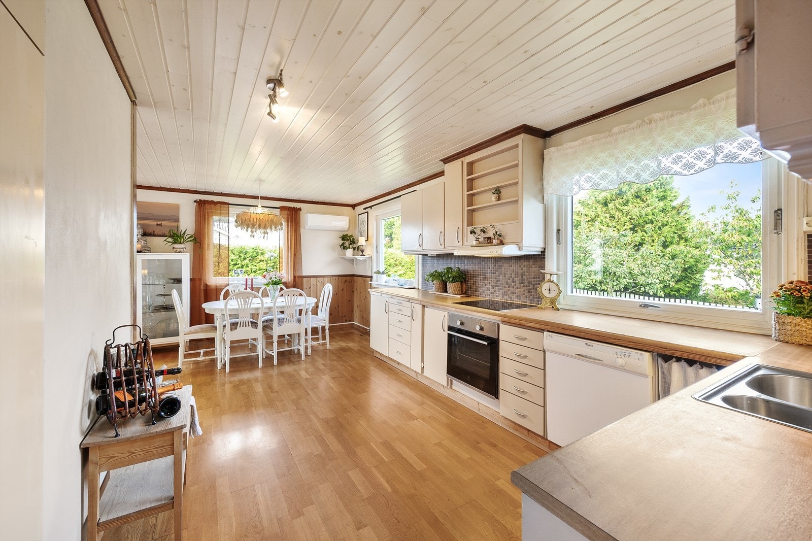 Kjøkkensonen har direkte adkomst fra gangen - innredningen er vinkelformet og ligger noe skjermet fra stuen. Galleribilde