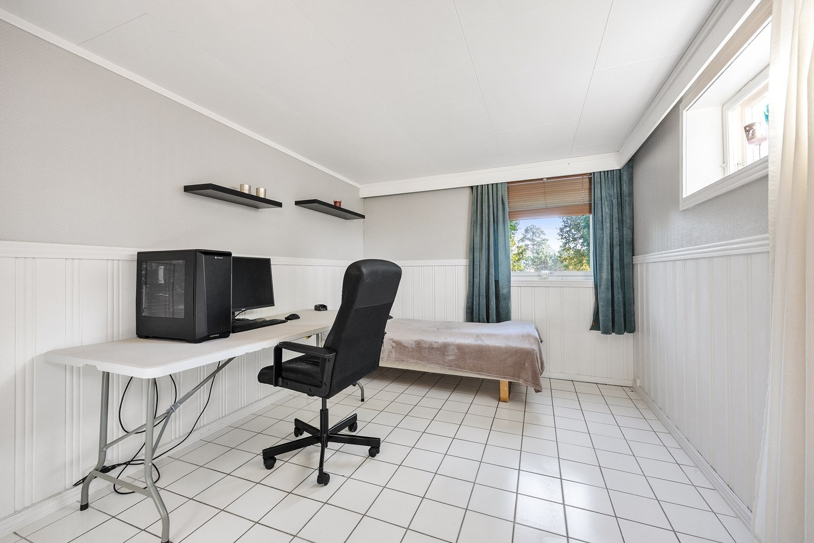 Innredet rom nr. 3 - rommet er ikke søkt bruksendret hos kommunen og er derfor ikke godkjent for varig opphold. Galleribilde