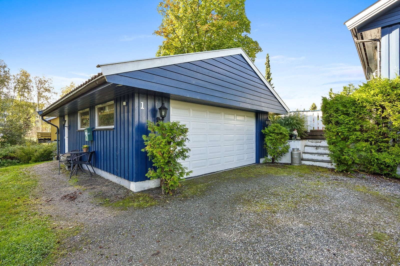 Garasjen har elektrisk portåpner og et samlet areal på ca. 47 kvm. Her finnes både ekstra lagringsplass og sidedør for enkel adkomst. Galleribilde