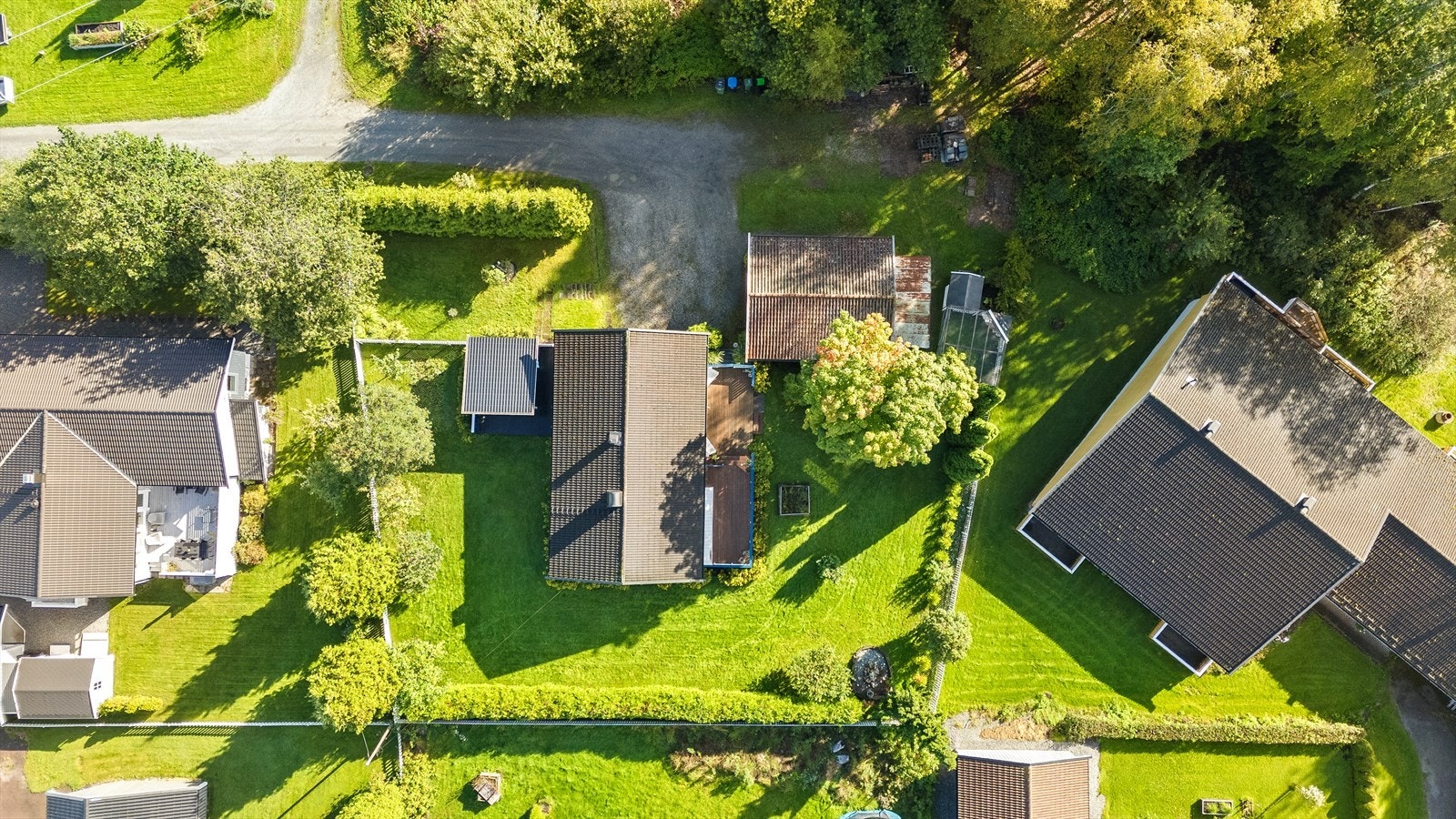 Oversiktsbilde - fra eiendommen er det kort vei og sti til alle sentrumsfasiliteter. Her kan du nå butikker, skoler, bussholdeplass mm. innen 5 minutter. Galleribilde