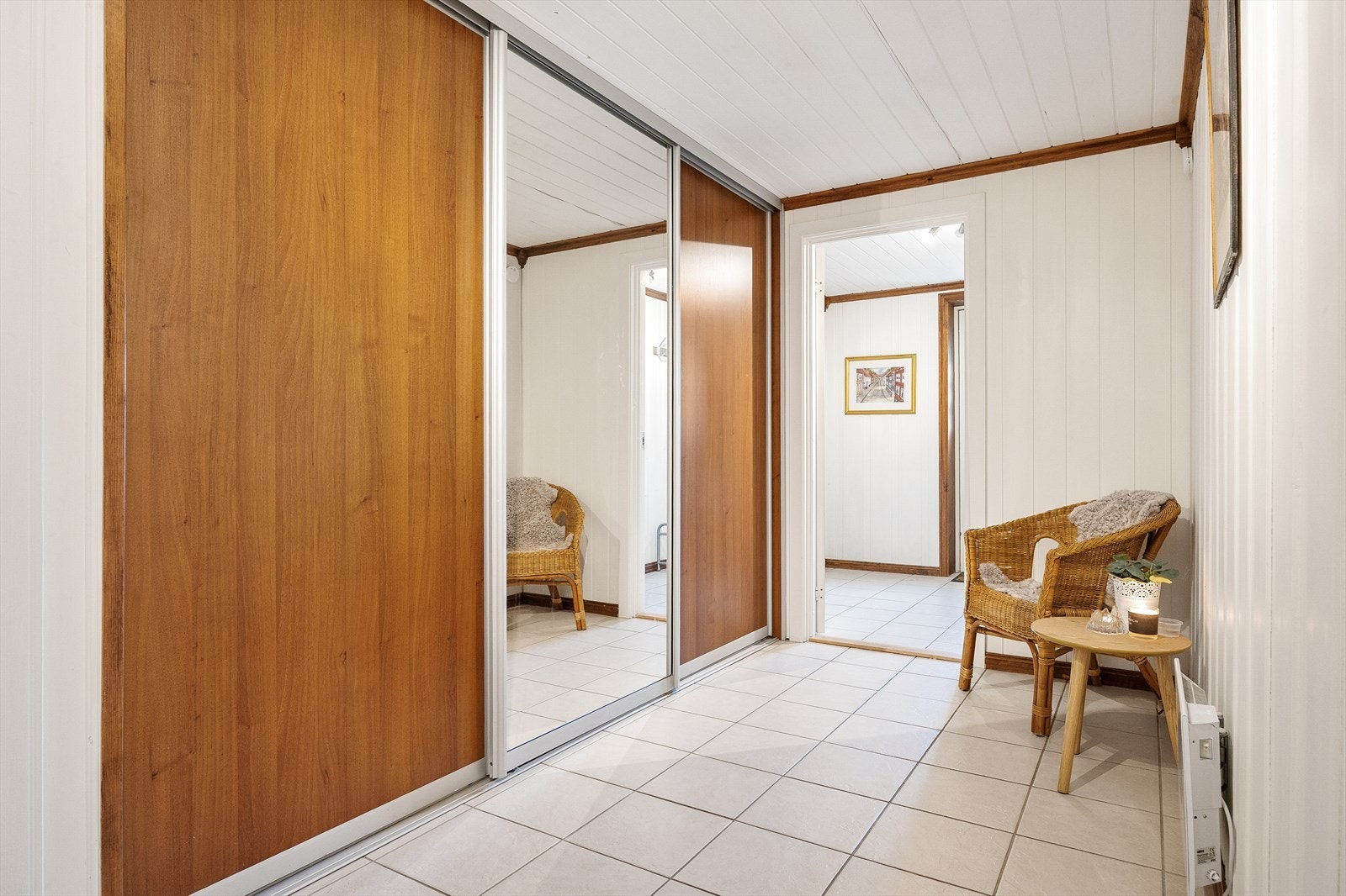 Stor skyvedørsgarderobe i midterste gang. Galleribilde