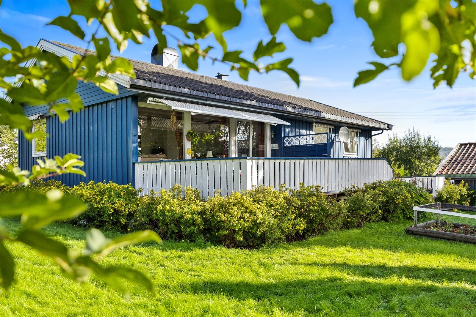 En innholdsrik enebolig over to plan innerst i blindvei, med stor hage og sentral beliggenhet. Eiendommen er fint omkranset av trær, noe som gir nærhet til naturen, samt er skjermende for innsyn. Galleribilde
