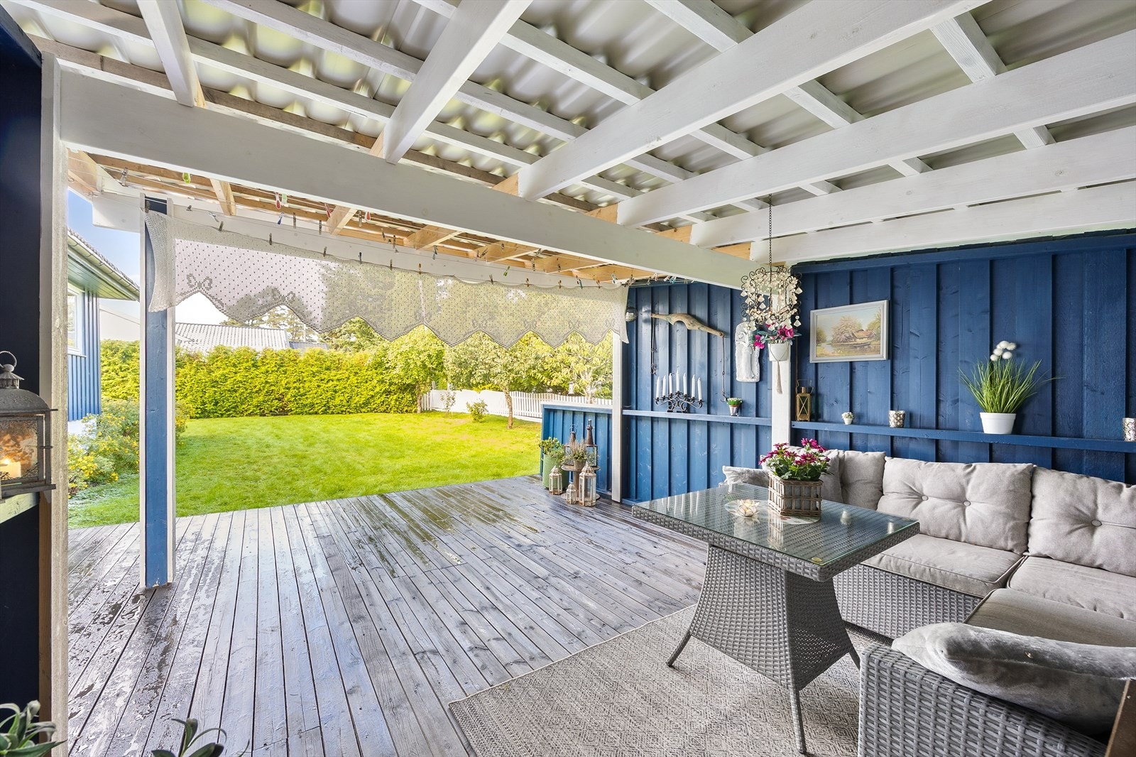 Det er god plass til utegruppe i hagestuen. Galleribilde