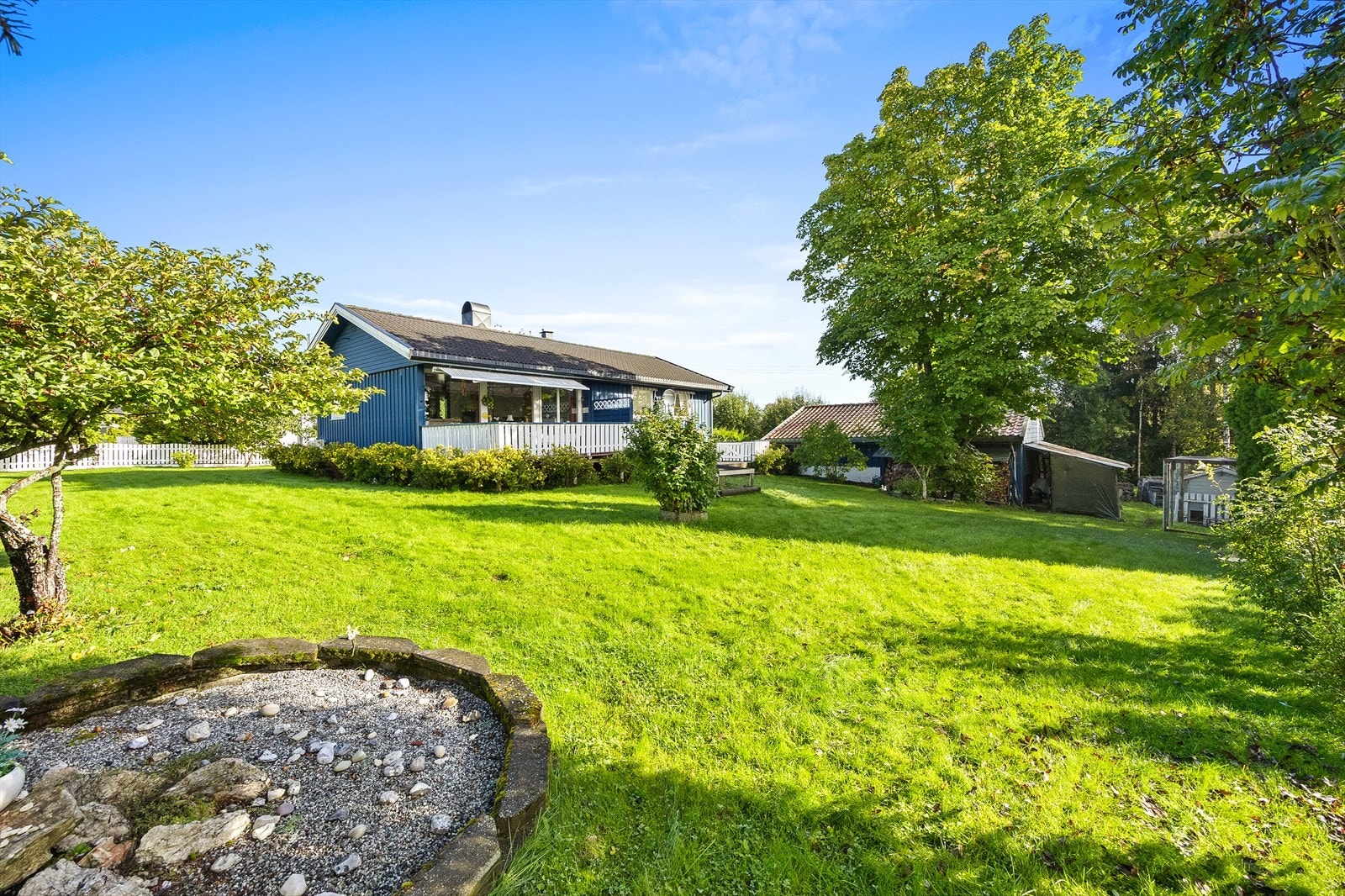Fra stuen i første etasje er det utgang til en stor, sørvendt terrasse over to nivåer med trapp videre ned til hageplan. Galleribilde
