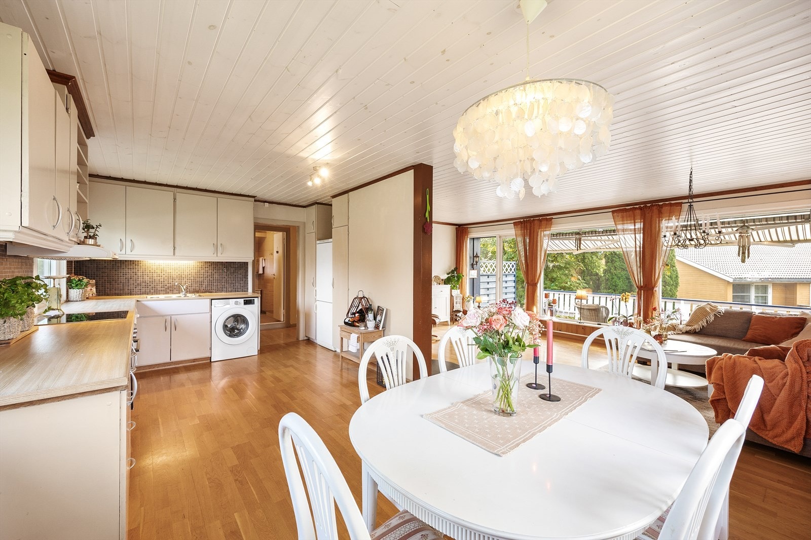 Det er godt med skap, skuff- og benkeplass. Om ønskelig er det plass til en liten kjøkkenøy. Galleribilde