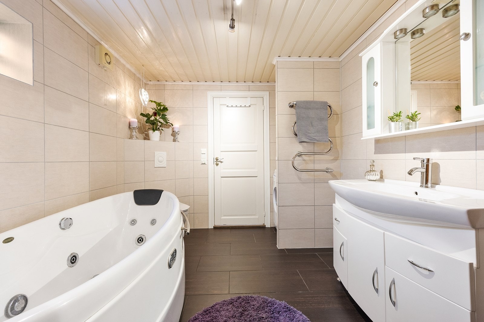 Innredningen har heldekkende servant over skapmøblement, to små veggskap og speil med belysning. Galleribilde